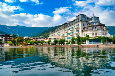 zell_am_see_beautiful_promenade_tirol_alps_austria_